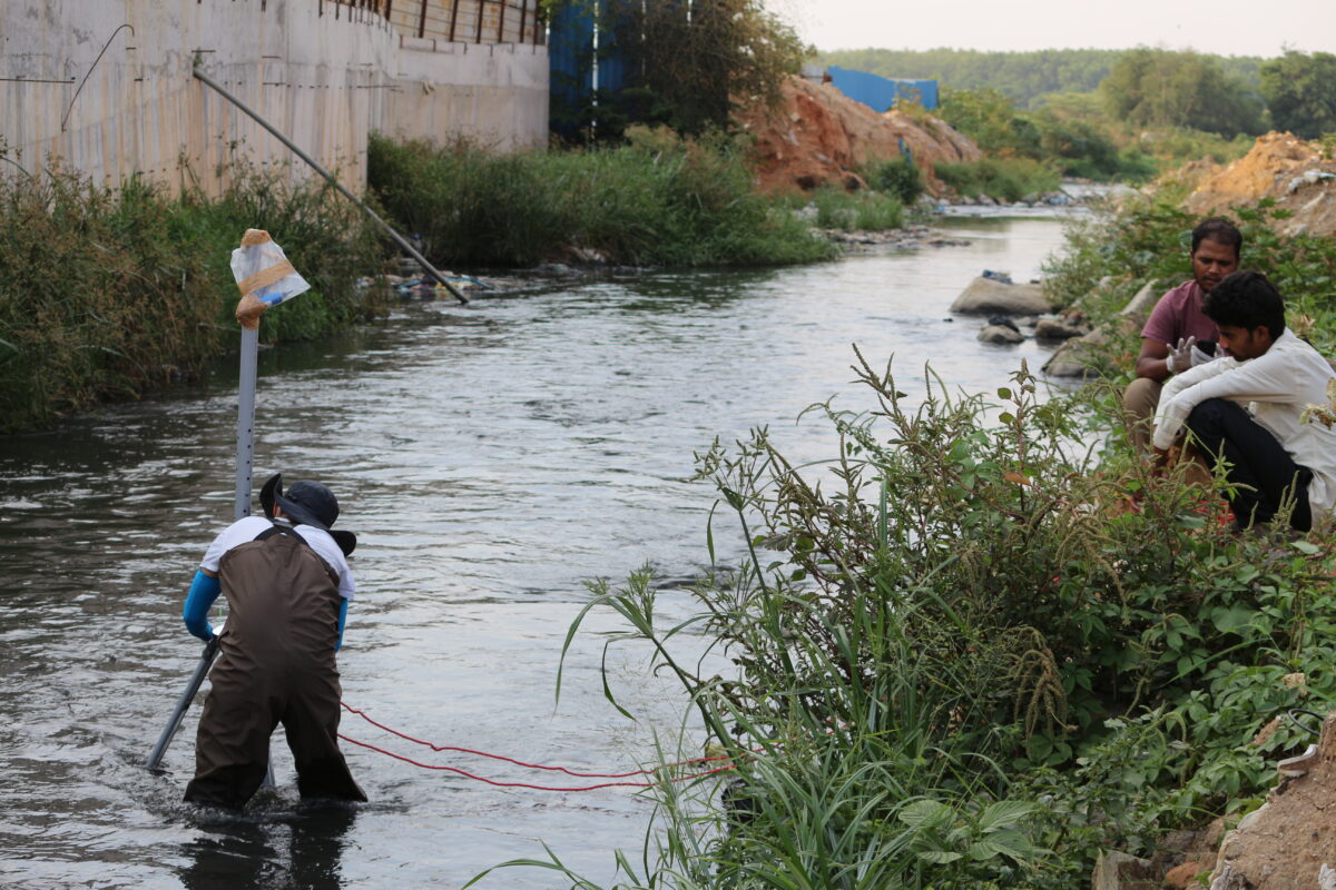 WELL Labs researchers setting up measuring equipment near Bellandur Lake, Bangalore, in 2021. Credit: Shashank Palur