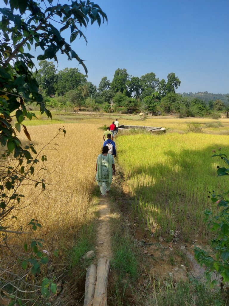 The WELL Labs team on its way to a well in Dhodrobaru, southern Jharkhand, during a visit organised by WASSAN for crop water budgeting in November 2022. Credit: Craig Dsouza