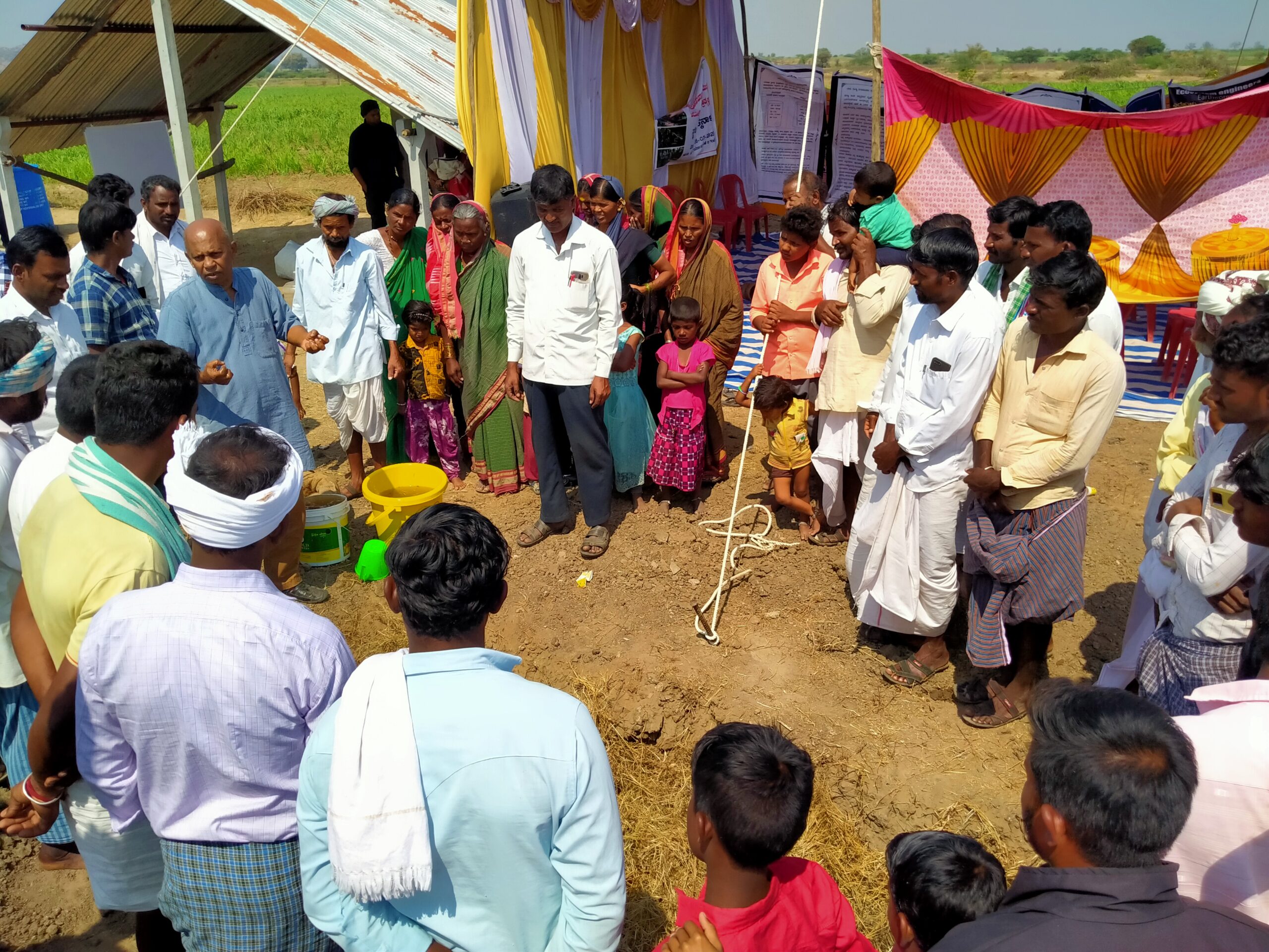 Soil Vasu leads a training session to show farmers how to make compost in a trench-cum-bund.