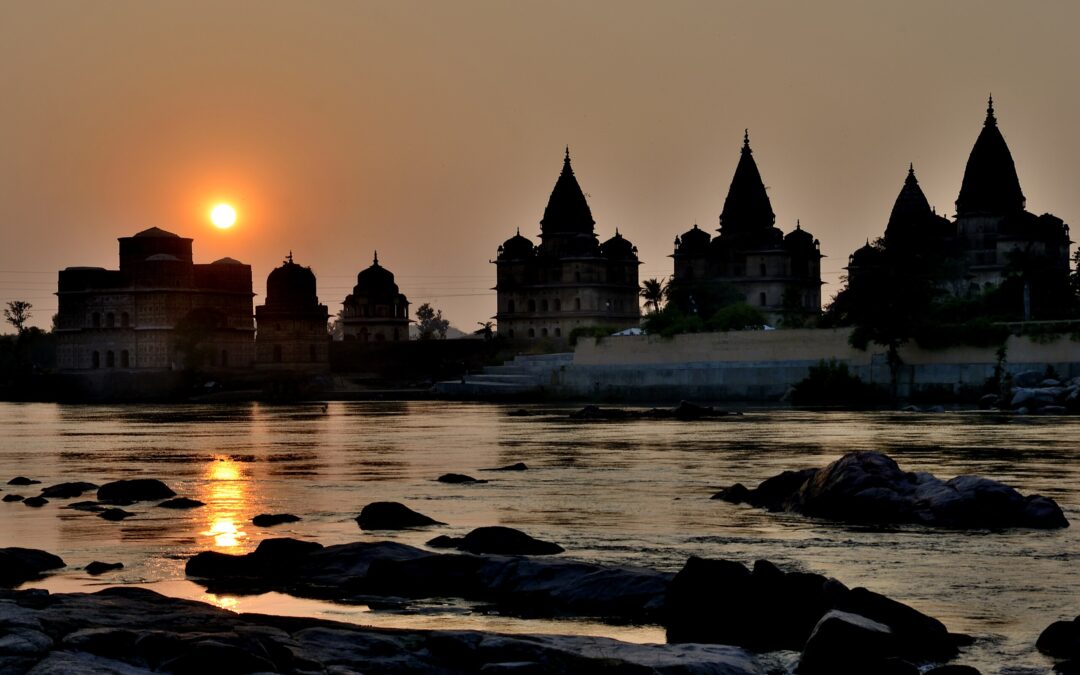 The River Betwa, a tributary of the Ganga, flows pasts the Chhatris of Orchha, Madhya Pradesh. Credit: Sharvarism / Wikimedia Commons. CC-BY-SA-4.0