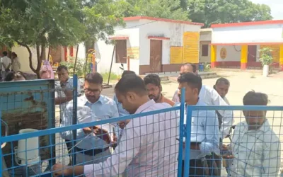 अटल भूजल योजना का जायजा: झांसी के ढिकोली में जल संरचनाओं का निरीक्षण, ग्रामीणों से की चर्चा